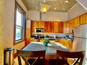 Foto dalla galleria di Stunning Studio Overlooking Main Street Parkade! a Cedar Falls