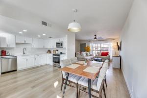 Η κουζίνα ή μικρή κουζίνα στο Patio Seating and Fire Pit Family Home in Chandler!