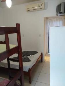 a bedroom with a bunk bed and a tv at Hote pousada cruz in São Francisco do Sul