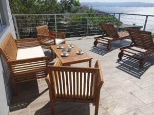 un gruppo di sedie e tavoli su un patio di Wohnung In Cesarica Mit Privater Terrasse a Cesarica