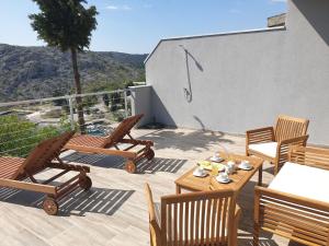 patio con sedie e tavolo con vista di Wohnung In Cesarica Mit Privater Terrasse a Cesarica Altre 28 foto