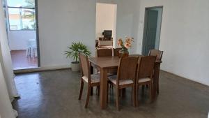 a dining room with a wooden table and chairs at Apartamento Central in Triunfo