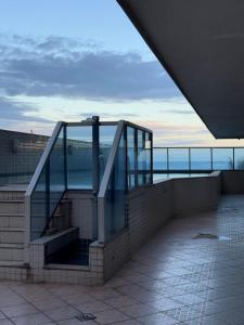 a staircase on a building with a view of the ocean at Seu apartamento frente mar in Vila Velha
