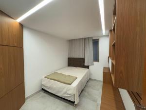 a small bedroom with a bed in a room at Seu apartamento frente mar in Vila Velha