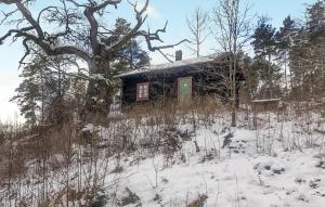 オーケシュバーリアにある1 Bedroom Cozy Home In Åkersbergaの地面雪の古家