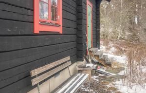 オーケシュバーリアにある1 Bedroom Cozy Home In Åkersbergaの窓付きの家の外に座るベンチ