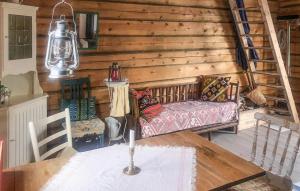 オーケシュバーリアにある1 Bedroom Cozy Home In Åkersbergaのソファとテーブルのあるリビングルーム