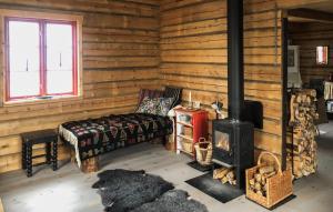 オーケシュバーリアにある1 Bedroom Cozy Home In Åkersbergaのベンチと薪ストーブ付きのログキャビン +4枚の写真