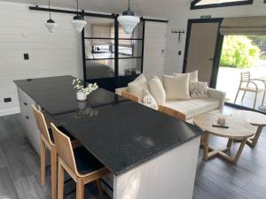 a kitchen and living room with a table and chairs at Modo Villa Refugio in Villa La Angostura