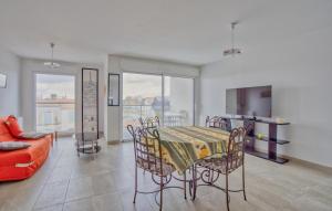 Μια τηλεόραση ή/και κέντρο ψυχαγωγίας στο Lovely Apartment In La Tremblade