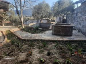 een tuin met een fontein in een tuin bij Ali dede kamp karavan bungalow in Kuşadası