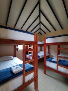ココルナにあるCentro vacacional campo verdeのベッドルーム(二段ベッド3組付)