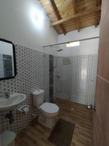 ココルナにあるCentro vacacional campo verdeのトイレと洗面台付きのバスルーム