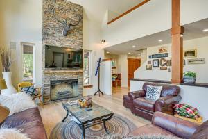 Χώρος καθιστικού στο Deck, Hot Tub and Fire Pit Mtn-View Packwood Cabin