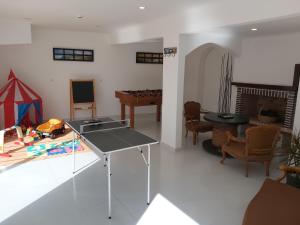 Stolní tenis v ubytování Zambeachouse - Hostel Paradise nebo okolí