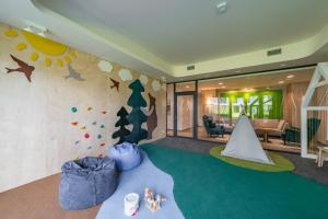 a living room with a wall with a climbing wall at 408 - Apartament Zakopiański z balkonem - Sauna & Jacuzzi & Plac zabaw & Siłownia in Zakopane
