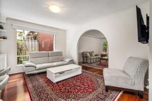 Χώρος καθιστικού στο Common Occurrence - Perfectly Positioned in Mile End