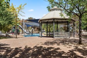 Φωτογραφία από το άλμπουμ του Common Occurrence - Perfectly Positioned in Mile End σε Keswick