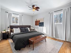 une chambre avec un lit et un ventilateur de plafond dans l'établissement Hot Tub, Game Room, 4 Bedrooms, Gorgeous Remodel, à Akron