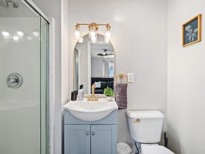 une salle de bain avec un lavabo, des toilettes et un miroir dans l'établissement Hot Tub, Game Room, 4 Bedrooms, Gorgeous Remodel, à Akron 42 autres photos