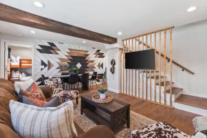 Una sala de estar con un sofá y un televisor. en Vibrant Multi Condo Building that Sleeps 48 with 7 Units, en Nashville