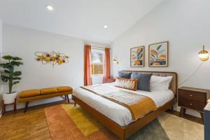 Un dormitorio con una cama grande y una ventana. en Vibrant Multi Condo Building that Sleeps 48 with 7 Units, en Nashville