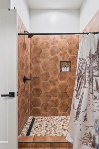 una ducha con cortina de ducha en un baño en Vibrant Multi Condo Building that Sleeps 48 with 7 Units, en Nashville 67 fotos más