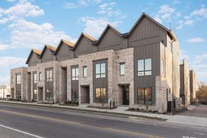 Un gran edificio de ladrillo al costado de una calle. en TWO Adjacent Homes Sleeps 24 Only 3 miles to Broadway, en Nashville