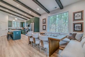 una cucina e un soggiorno con un divano e un tavolo di Black Beauty Midtown with Hot Tub a Ruidoso