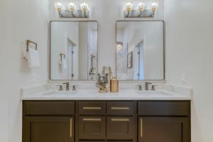 un bagno con due lavandini e due specchi di Black Beauty Midtown with Hot Tub a Ruidoso Altre 42 foto