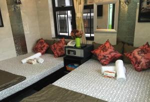 Habitación con 2 sofás y almohadas rojas. en Skycity Hostel, en Hong Kong