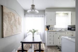 Η κουζίνα ή μικρή κουζίνα στο Entire Secluded House Close To CLE Airport and BWU