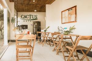 eine Reihe von Tischen und Stühlen in einem Restaurant in der Unterkunft Hotel Cactus Taganga in Taganga