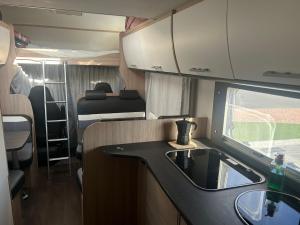 Η κουζίνα ή μικρή κουζίνα στο Autocaravana para 6 +5 φωτογραφίες