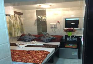 Un pat sau paturi într-o cameră la Skycity Hostel