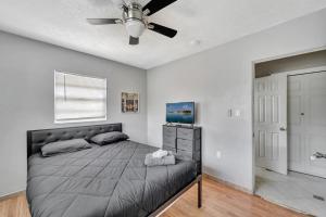 Ένα ή περισσότερα κρεβάτια σε δωμάτιο στο Cozy Retreat pvt rm Close To Siesta Keys J3A shared home