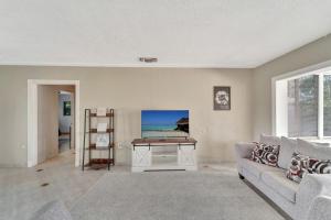 Μια τηλεόραση ή/και κέντρο ψυχαγωγίας στο Eco Private Suite Rm w Bath Golf Nearby J2A shared home