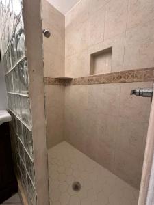 Ένα μπάνιο στο Eco Private Suite Rm w Bath Golf Nearby J2A shared home +45 φωτογραφίες