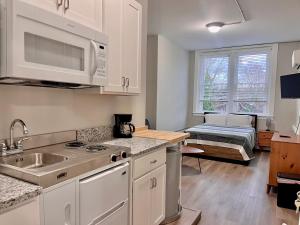 a kitchen with a sink and a microwave at Banker's Loft in Eden