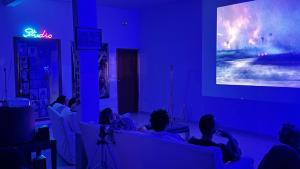 Μια τηλεόραση ή/και κέντρο ψυχαγωγίας στο Studio Relâmpago