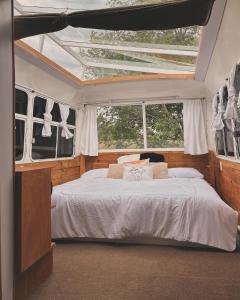Postel nebo postele na pokoji v ubytování Glamping Bus Los Lirios
