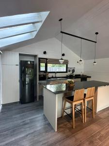 a kitchen with a counter and a table and chairs at Modo Villa Refugio in Villa La Angostura