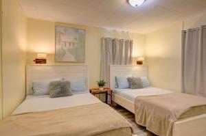 Ένα ή περισσότερα κρεβάτια σε δωμάτιο στο The Hawaiian Cottage 2-Bed by the Sea w fireplace +22 φωτογραφίες