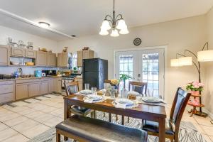 Un comedor con una mesa y sillas en una cocina. en Private Patio with View Peaceful Trenton Home, en Trenton