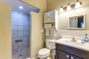 Un baño con inodoro, lavabo y ducha. en Private Patio with View Peaceful Trenton Home, en Trenton 20 fotos más