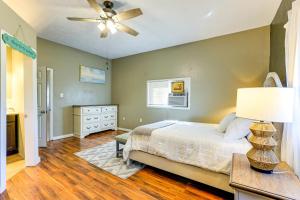 Un dormitorio con una cama y un ventilador de techo. en Private Patio with View Peaceful Trenton Home, en Trenton