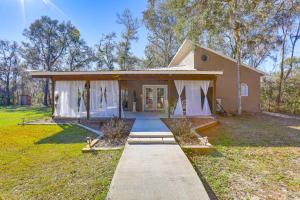 una casa con una pasarela que conduce a una casa en Private Patio with View Peaceful Trenton Home, en Trenton
