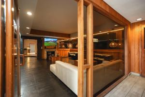 a living room with a couch and a tv at Hotel Oceanic in Viña del Mar