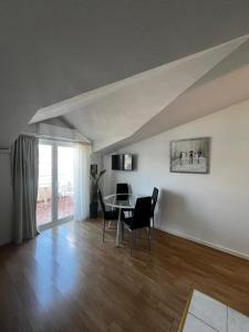 Televízia a/alebo spoločenská miestnosť v ubytovaní Apartments Kapetanovi Dvori