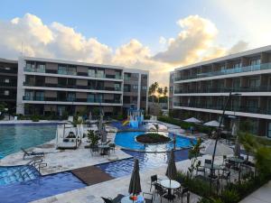 イポジュカにあるMalia Beach Porto Galinha By Louiのスイミングプール(テーブル、椅子付)、